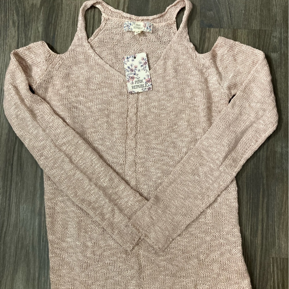 🌟‎ 2/$22 🌟 NWT Pink Republic Women’s Small Cold Shoulder Pink Woven Sweater